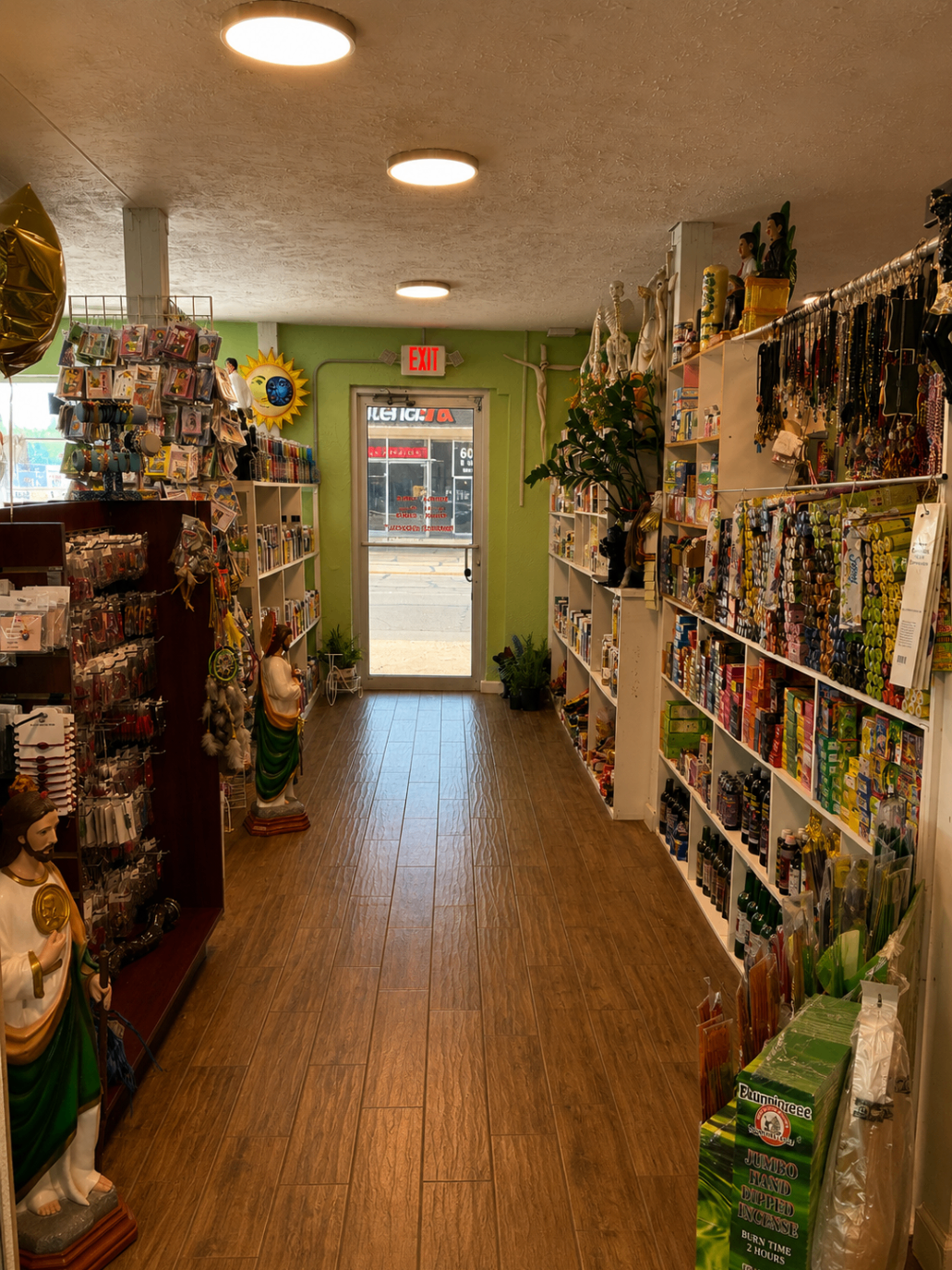 Vista del interior de la tienda hacia la puerta principal