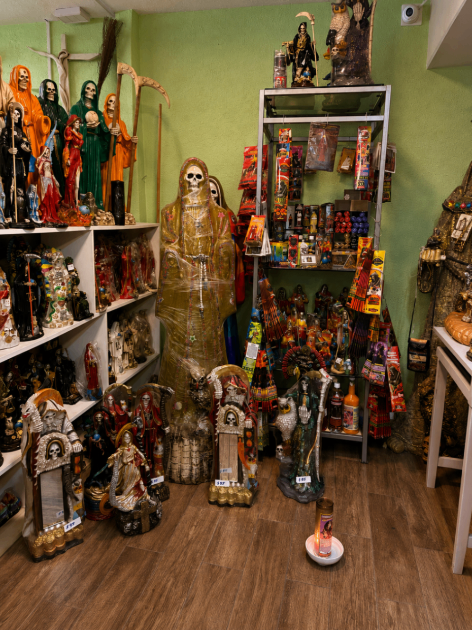 Zona devocional con estatuas, velas y piezas espirituales reunidas