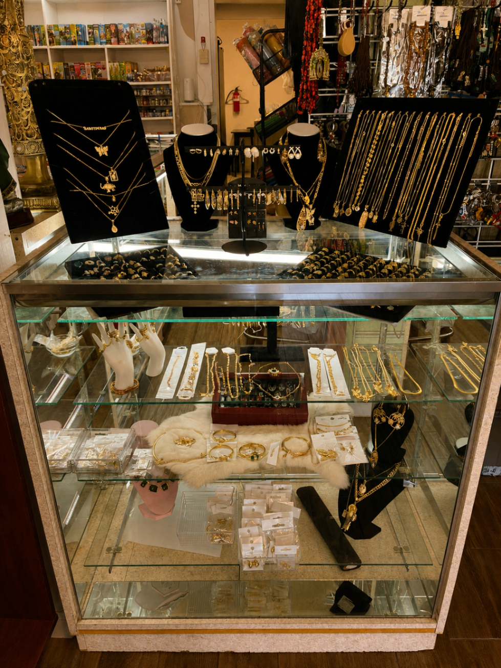 Vitrina con joyería, piezas metálicas y artículos de colección