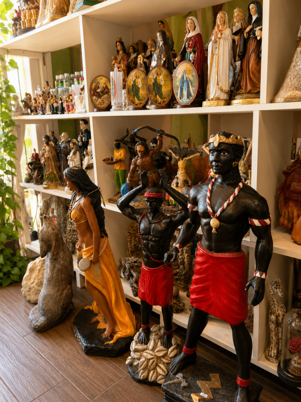 Rincón con esculturas y figuras tradicionales dentro de la tienda